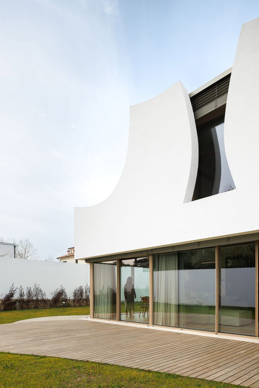 Exterior of Casa Pátios de Pétalas by Sandra Micaela Casinha Atelier