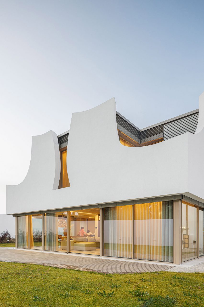 Exterior of Casa Pátios de Pétalas by Sandra Micaela Casinha Atelier