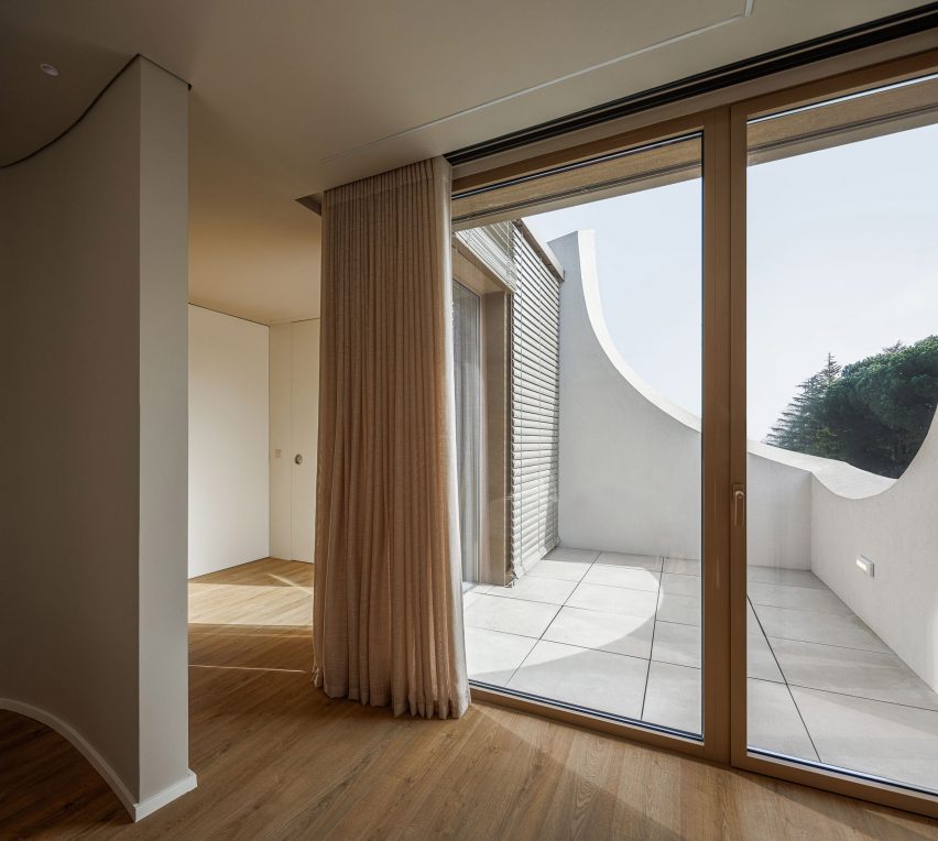 Interior of Casa Pátios de Pétalas by Sandra Micaela Casinha Atelier