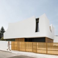 Exterior of Casa Pátios de Pétalas by Sandra Micaela Casinha Atelier