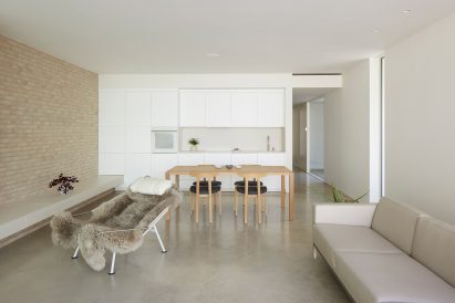 Open-plan kitchen and living room by Ström Architects