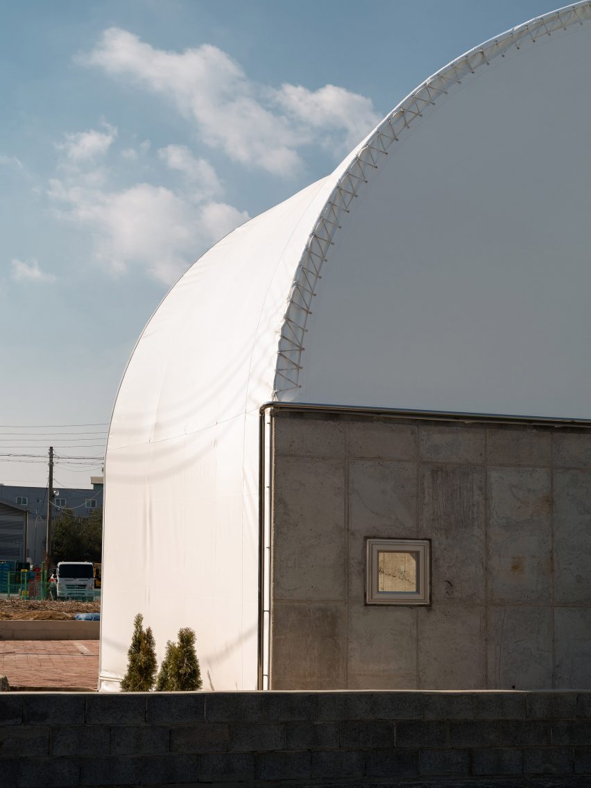 Exterior of Curving Block in South Korea by SukCholMok