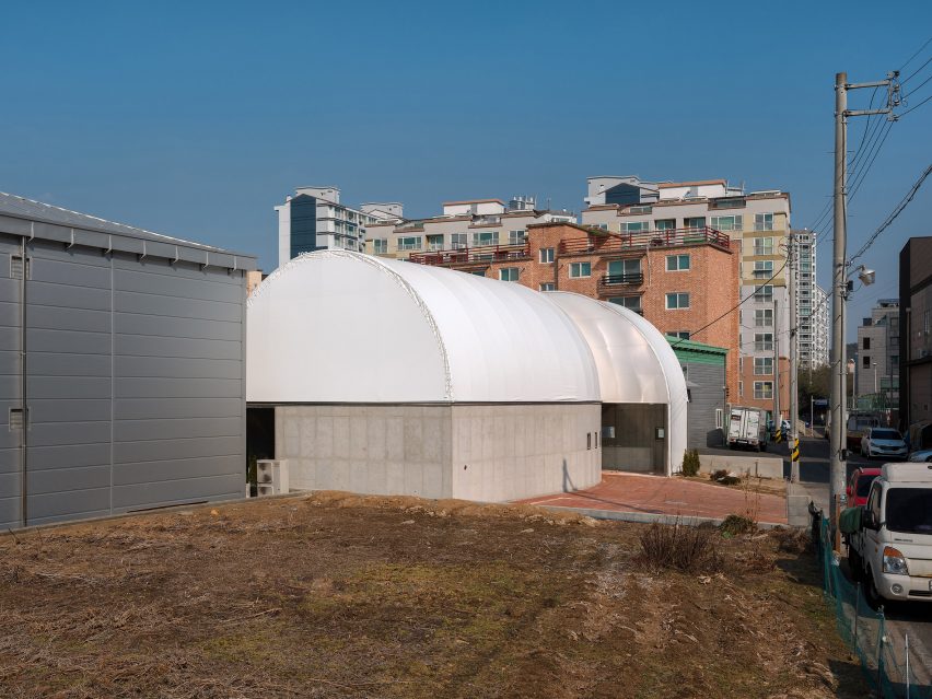 Exterior of Curving Block in South Korea by SukCholMok
