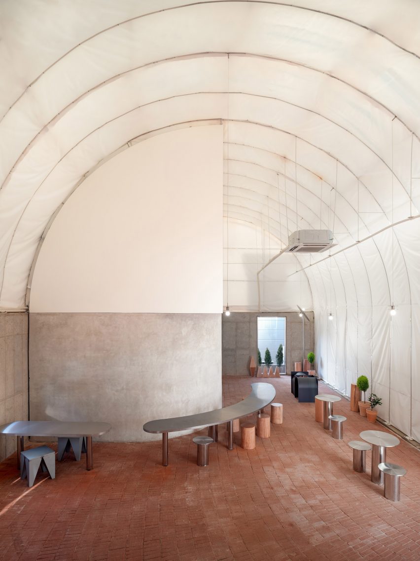Interior of Curving Block in South Korea by SukCholMok