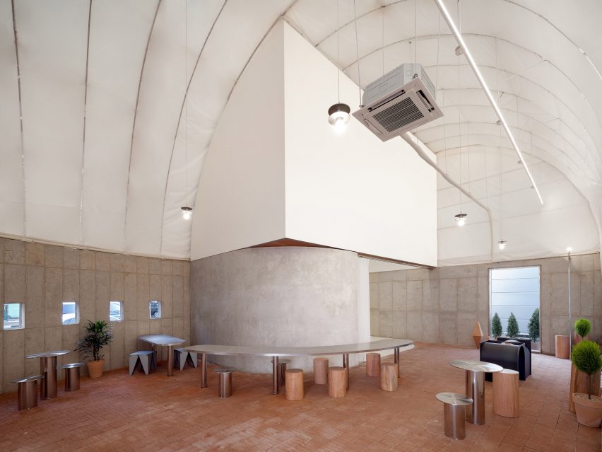 Interior of Curving Block in South Korea by SukCholMok