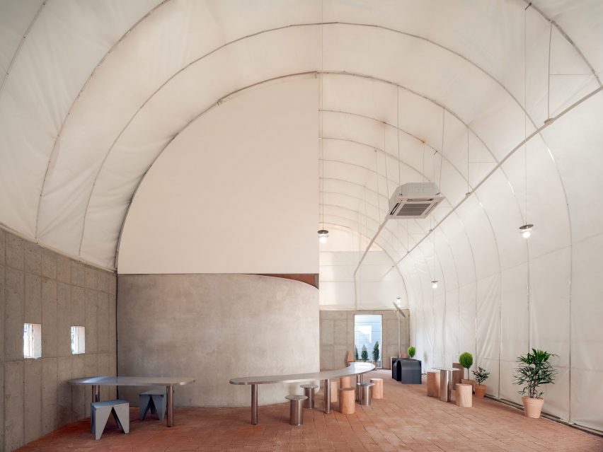 Interior of Curving Block in South Korea by SukCholMok