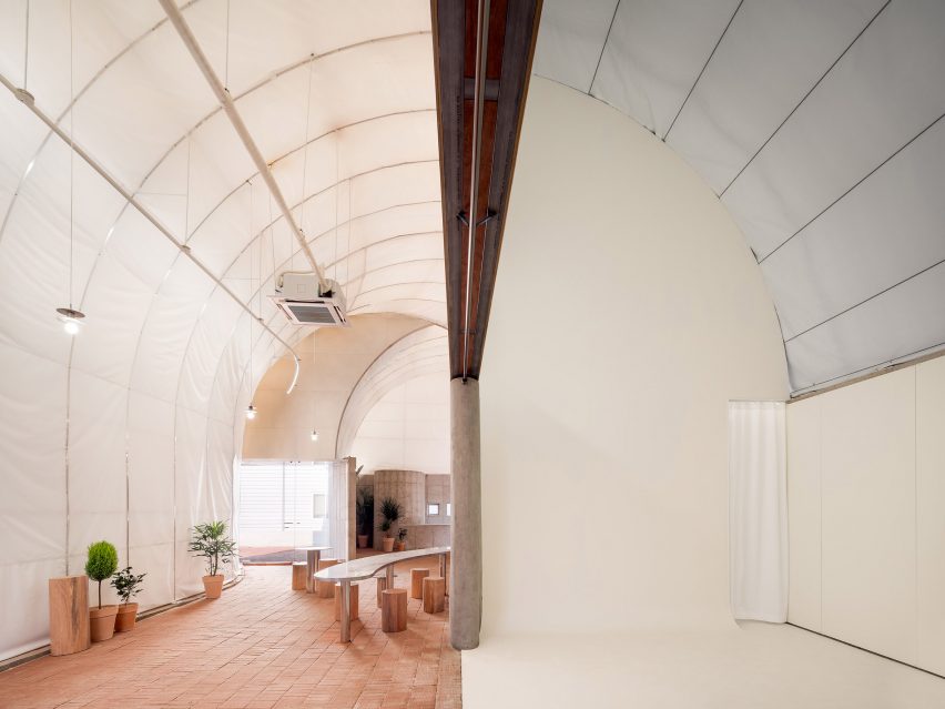Interior of Curving Block in South Korea by SukCholMok