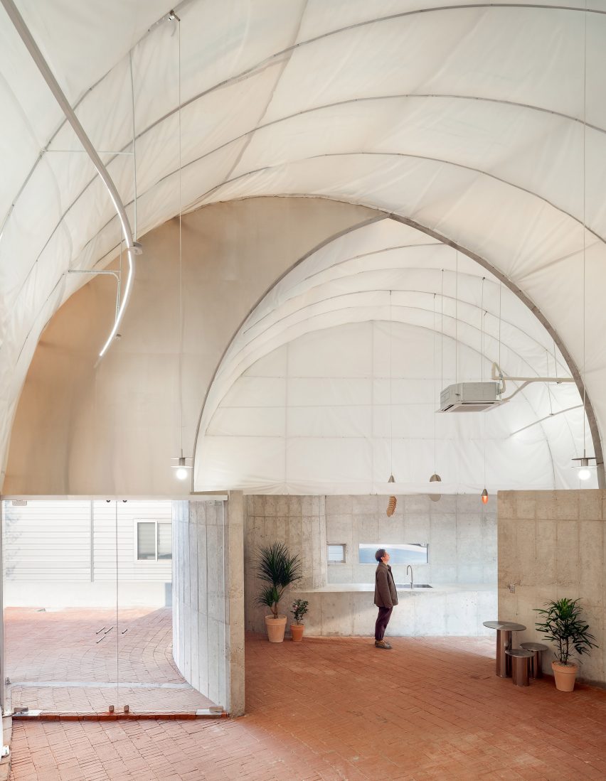 Interior of Curving Block in South Korea by SukCholMok