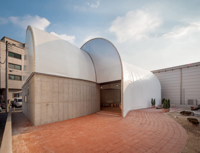 Exterior of Curving Block in South Korea by SukCholMok