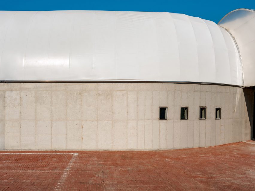 Exterior of Curving Block in South Korea by SukCholMok