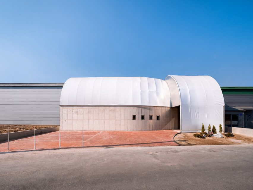 Exterior of Curving Block in South Korea by SukCholMok