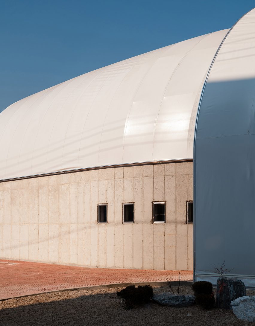 Exterior of Curving Block in South Korea by SukCholMok