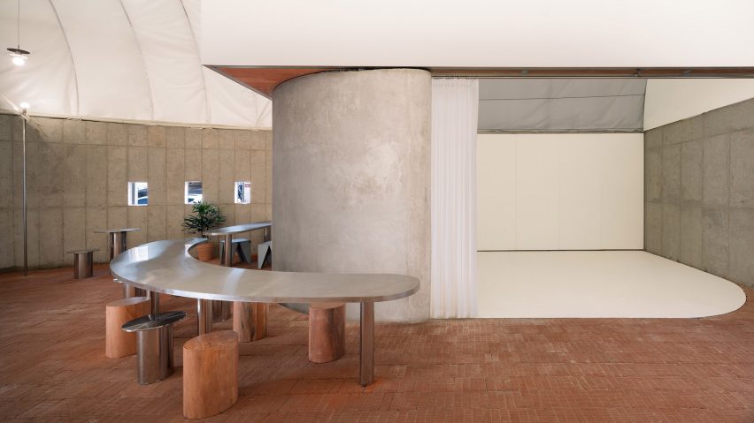 Interior of Curving Block in South Korea by SukCholMok