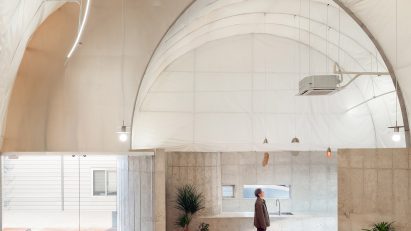 Interior of Curving Block in South Korea by SukCholMok
