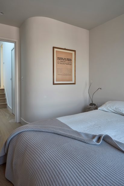 Bedroom with curved wall