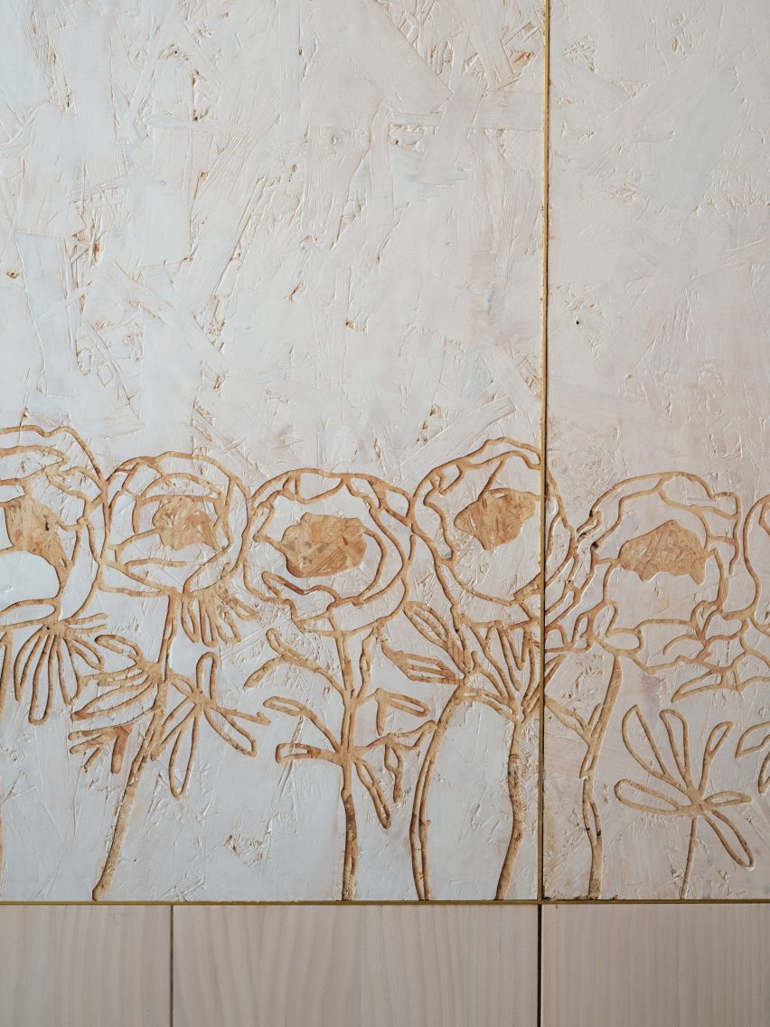 Floral engraving in Dragon Flat by Tsuruta Architects