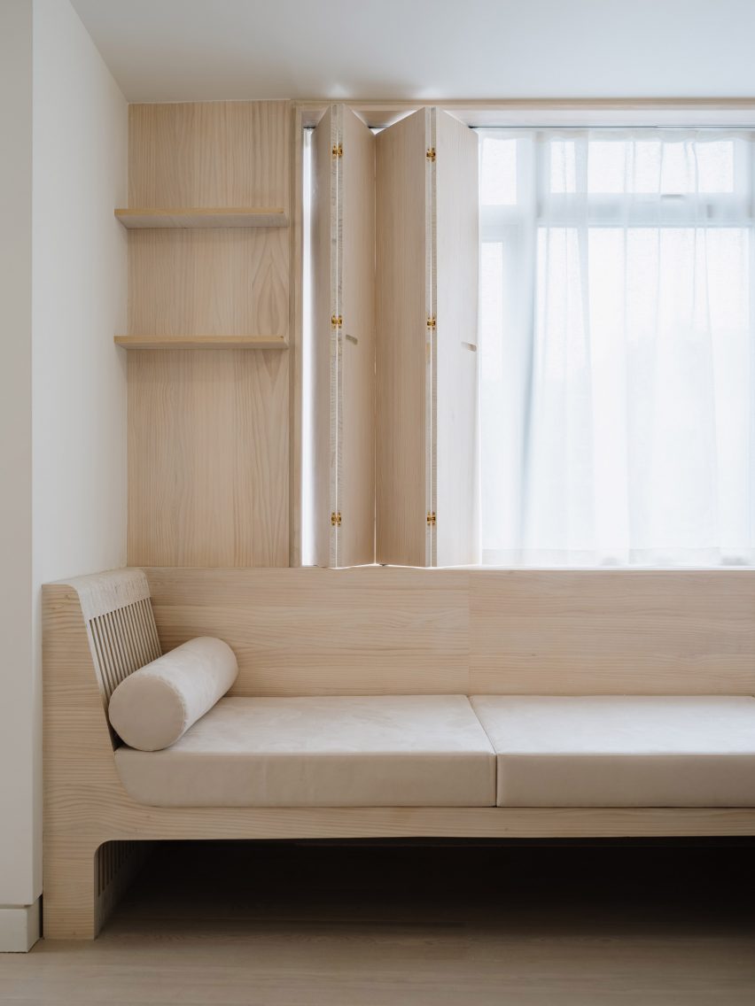 Window seat in Dragon Flat by Tsuruta Architects
