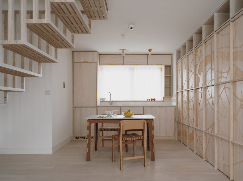 Kitchen in Dragon Flat by Tsuruta Architects