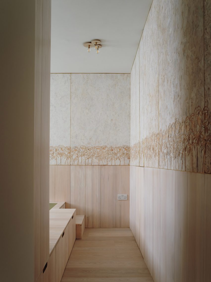 Floral engraving in Dragon Flat by Tsuruta Architects