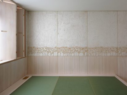 Tatami room in Dragon Flat by Tsuruta Architects