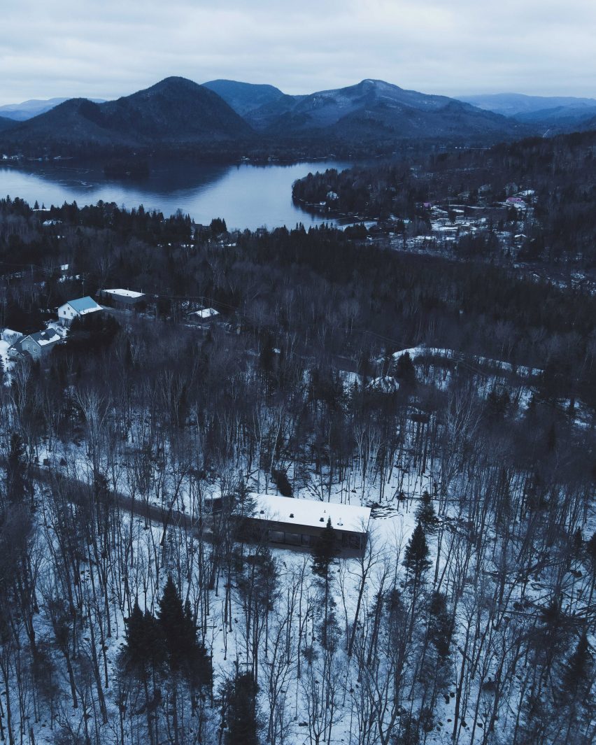 Stephane Gaulin-Brown places curved roof on Quebec chalet
