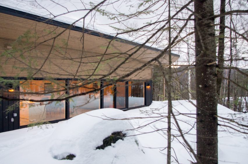 Stephane Gaulin-Brown places curved roof on Quebec chalet