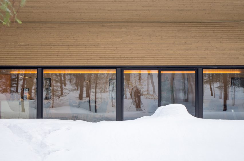 Stephane Gaulin-Brown places curved roof on Quebec chalet
