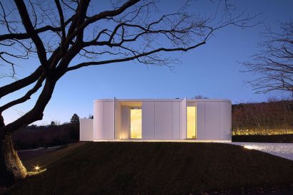 White-concrete house in Italy by JM Architecture