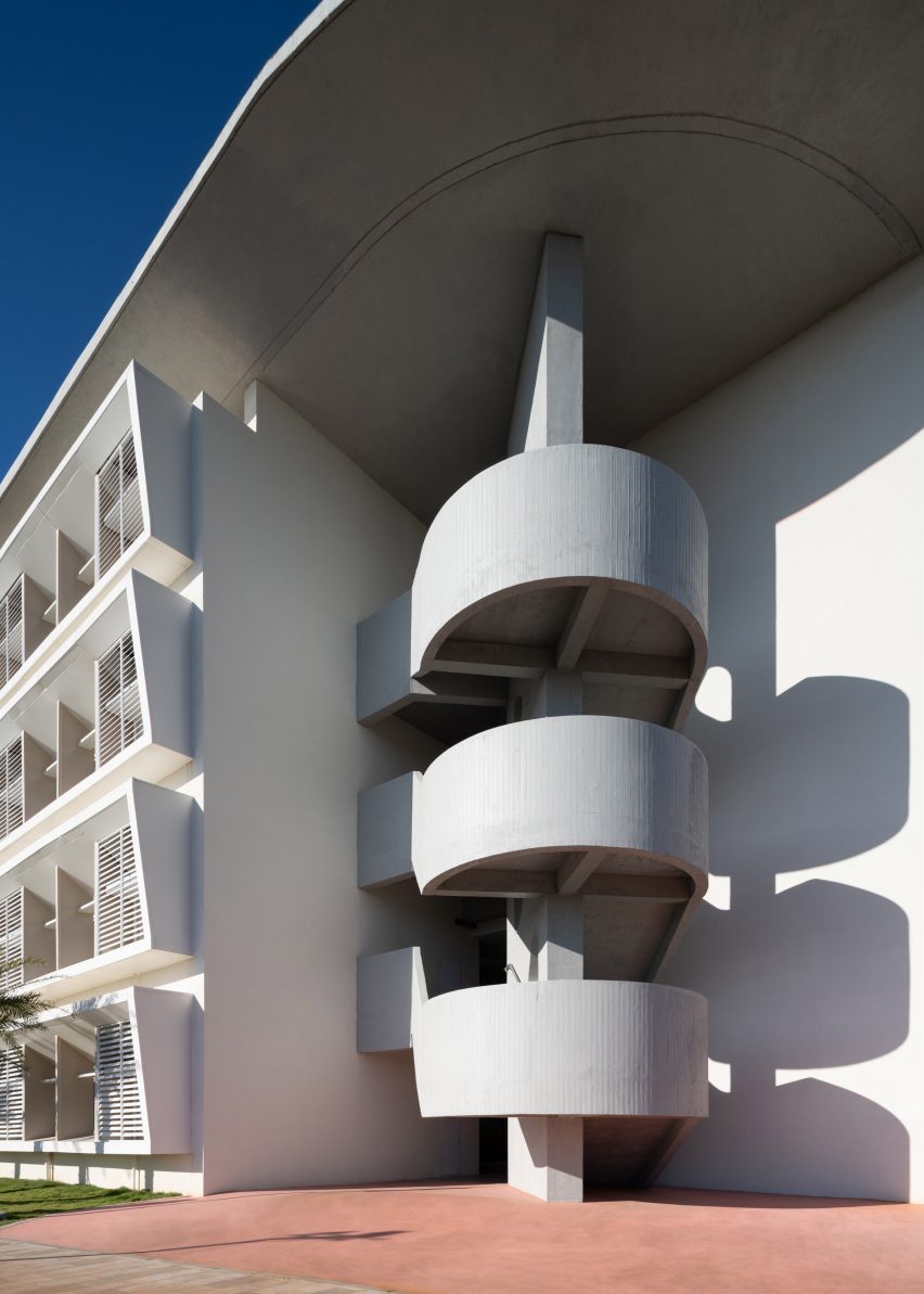 Haikojiangdong Huandao Experimental School by Trace Architecture Office