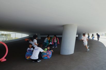 Concrete roof at school by Trace Architecture Office