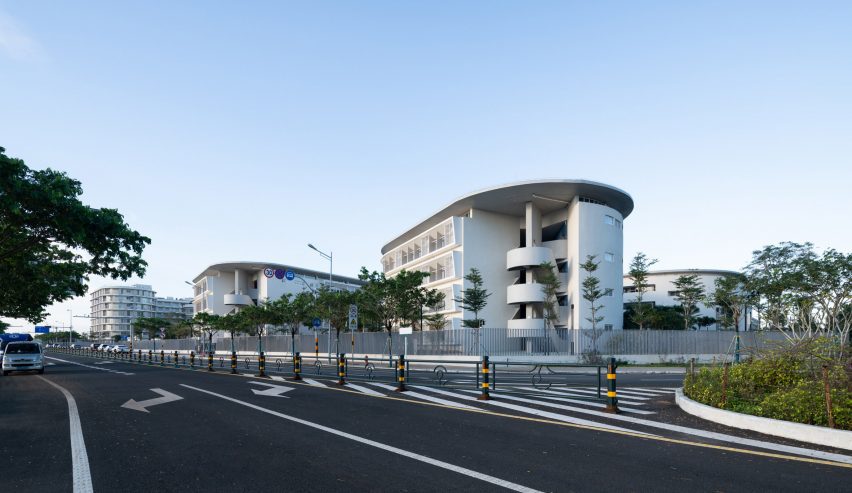 Haikojiangdong Huandao Experimental School by Trace Architecture Office
