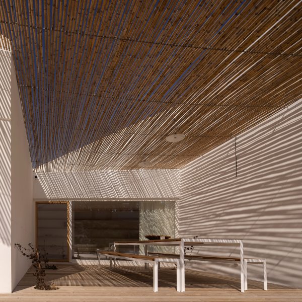 Courtyard living space at Pura Comporta vacation villa by Falcão de Campos