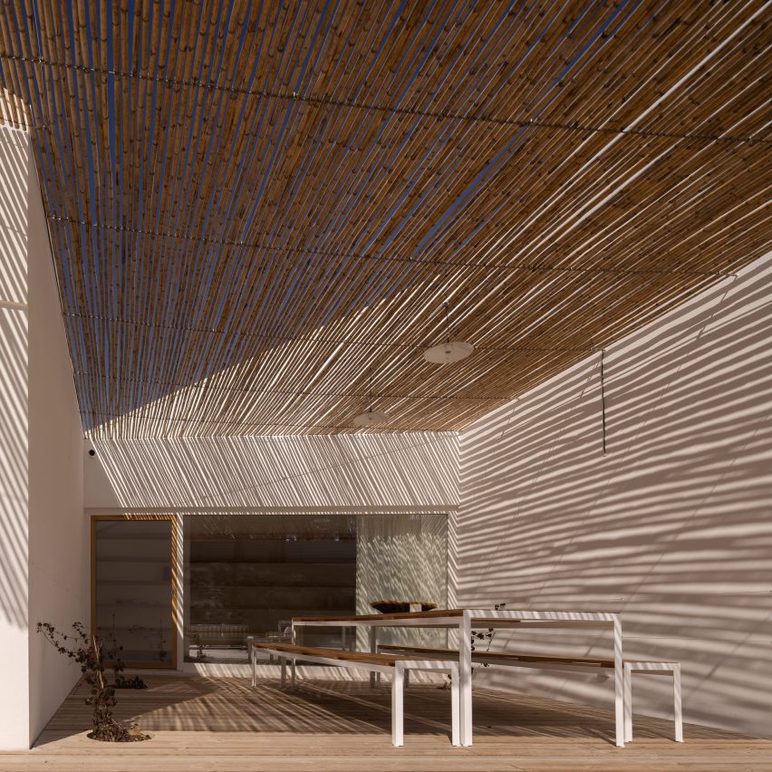 Courtyard living space at Pura Comporta vacation villa by Falcão de Campos