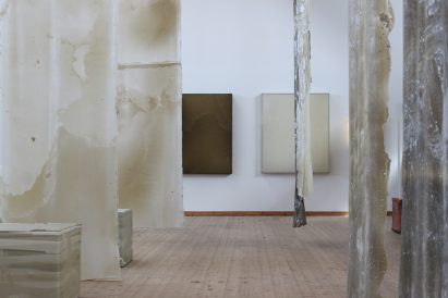 Chalk-dyed biomaterials by Natural Material Studio