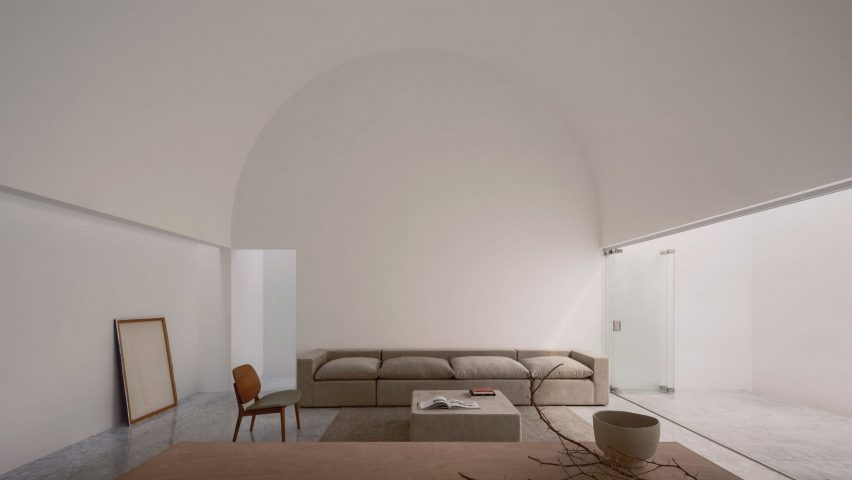 All-white stucco home by Hw Studio Arquitectos