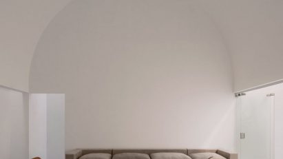 All-white stucco home by HW Studio Arquitectos