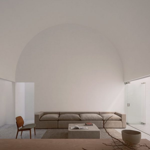All-white stucco home by HW Studio Arquitectos