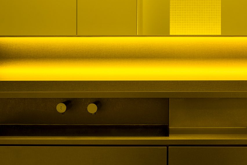 Marunouchi toilets by I IN