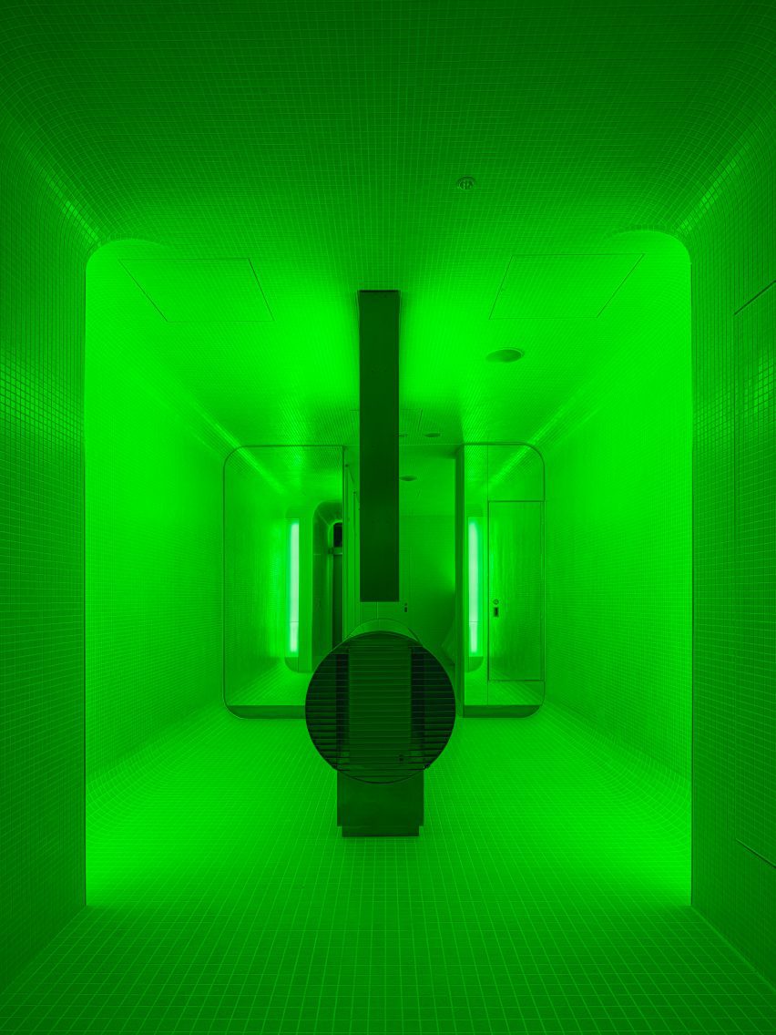 Green bathroom interior in Tokyo by I IN
