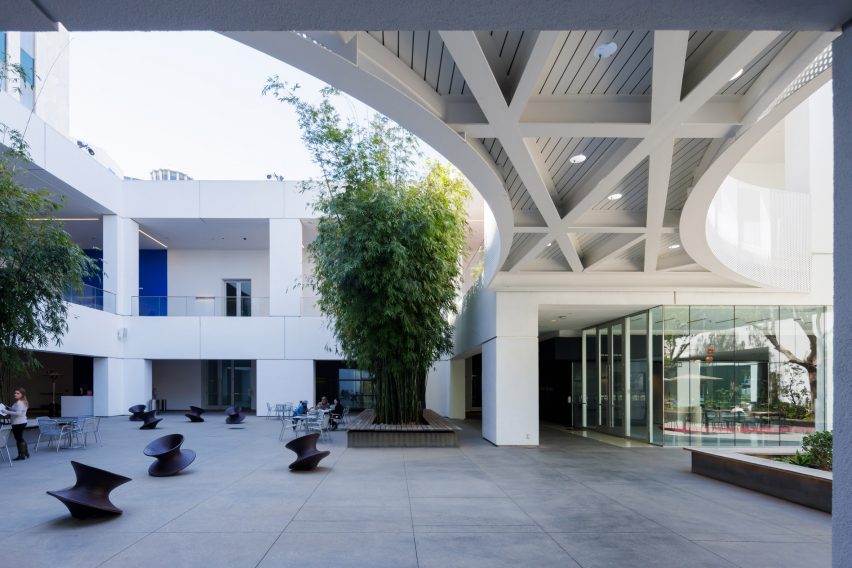 Outdoor courtyard at the Hammer Museum in Los Angeles by Michael Maltzan Architects
