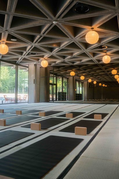 Concrete diagrid ceiling