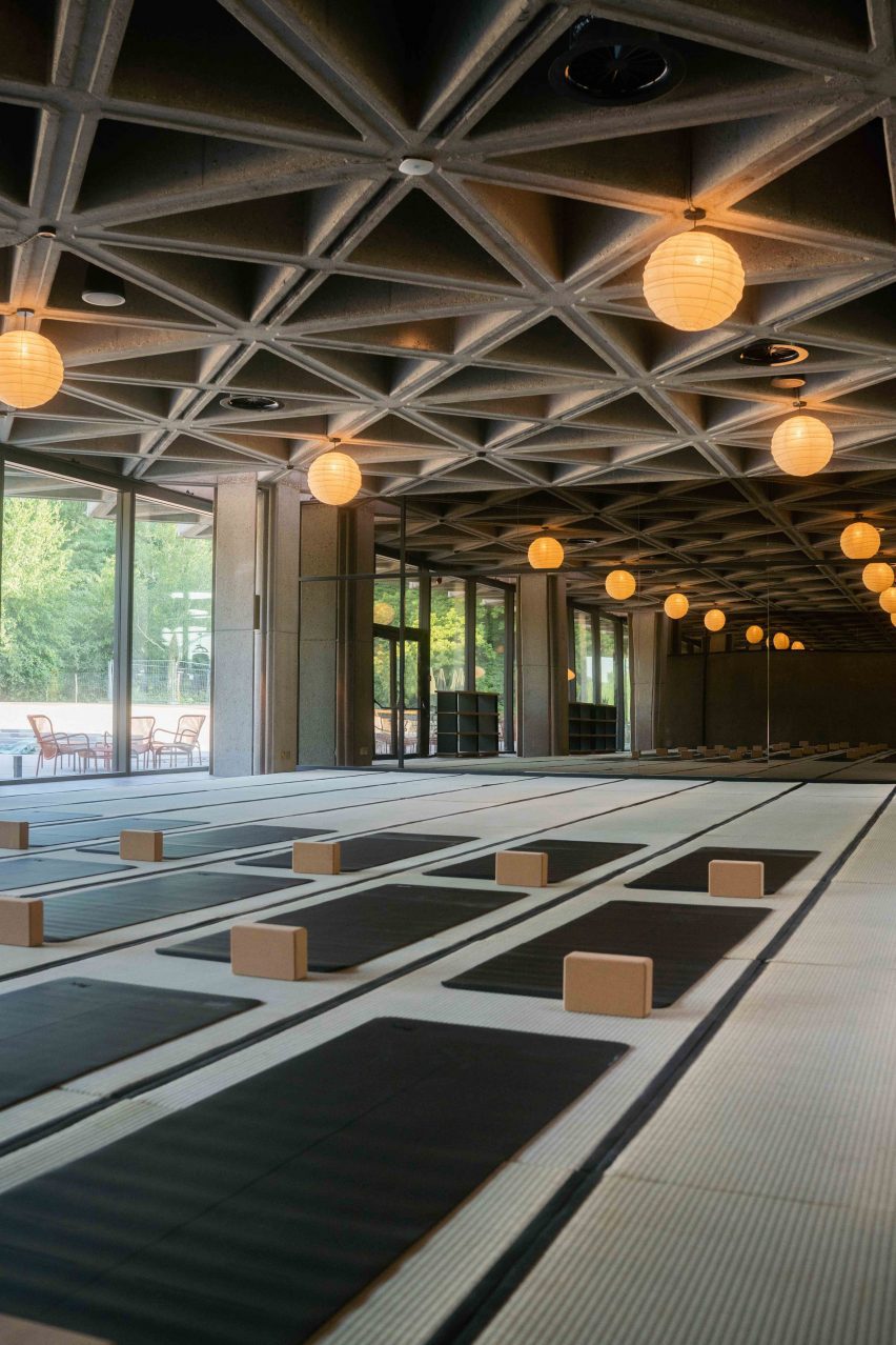Concrete diagrid ceiling