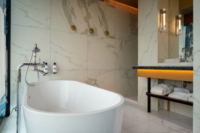 Lionel Jadot teamed up with Woit Foundry to create the custom knobs in the bathrooms