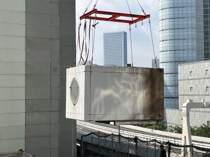 Pod being craned from Nakagin Capsule Tower