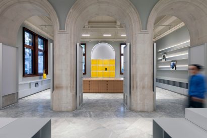 Arches connecting two rooms of National Portrait Gallery shops