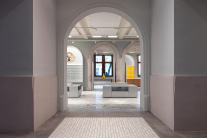 Entrance to National Portrait Gallery shops