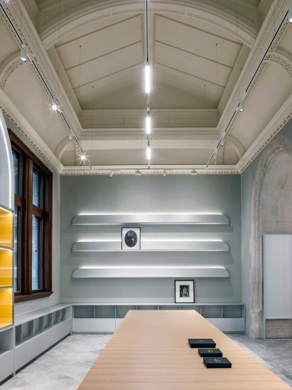 Display shelves in retail space by Alex Cochrane Architects
