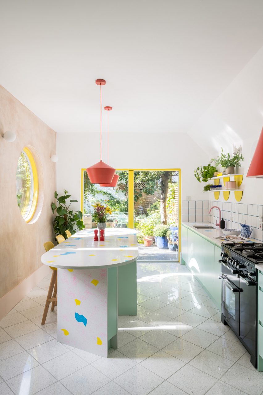 Graphic House by Office S&M