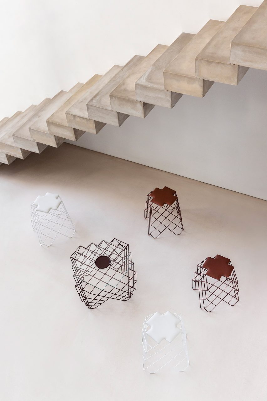 Wire mesh R24 stools and coffee tables in a concrete room by Gandia Blasco