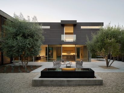 House arranged around spacious courtyard in Santa Monica